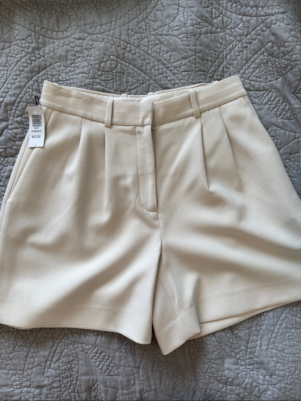 Aritzia babaton 5 inch trouser shorts